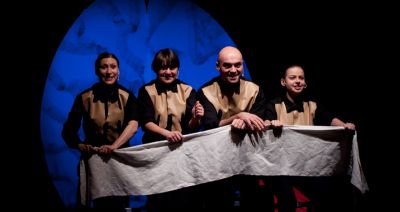 Rodzice na spektaklu, dzieci w muzeum lalek