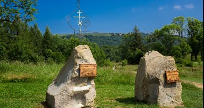 Odnowiono pomnik Harasymowicza na Przełęczy Wyżnej w Bieszczadach