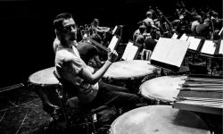 Muzyk-performer z Rzeszowa i teatr z Ukrainy w spektaklu "Red"