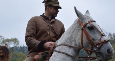 Paweł Deląg i grupa pasjonatów na planie filmu "Hubal"