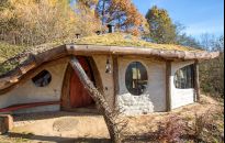 Hobbitówa wyrosła z marzeń, słomy, gliny i... korzeni wierzby. Dosłownie