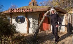 Hobbitówa wyrosła z marzeń, słomy, gliny i... korzeni wierzby. Dosłownie