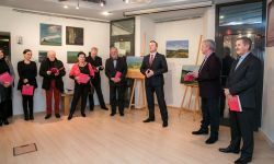 Tłum gości na otwarciu wystawy obrazów z pleneru w Wiśniowej 