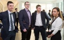 Rozmowy o innowacyjnych projektach podczas śniadania biznesowego