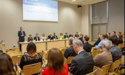 Rozmowy o innowacyjnych projektach podczas śniadania biznesowego