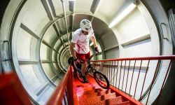 Krystian Herba pobił kolejny rekord. Wskoczył na Atomium w Brukseli