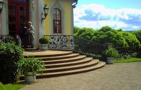 Granit, kostka czy płytki - czym wykończyć schody zewnętrzne