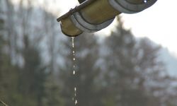 Montaż i konserwacja rynien w domu jednorodzinnym. Na co zwrócić uwagę