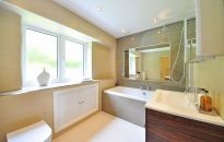 Wanna czy prysznic? Rozwiązaniem jest parawan nawannowy