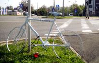 Biały rower ,,Ghost Bike