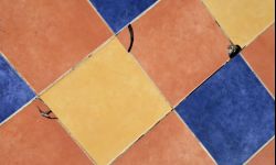 Popękane płytki łazienkowe. Jak je wymienić samemu?