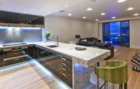 Z kamienia, drewna, szkła czy z kompozytów? Wybieramy blat do kuchni