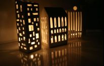 Lampiony, świece i latarenki - w długie wieczory oświetlenie dekoruje dom