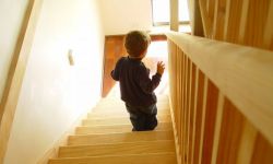 Jak zabezpieczyć drewniane elementy wykończenia domu