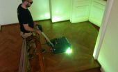 Utwardzanie lakieru światłem UV - szybki sposób na renowację parkietu