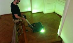 Utwardzanie lakieru światłem UV - szybki sposób na renowację parkietu