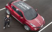Nissan Juke z pokładowym systemem kamer i pierwszy na świecie rekord manewru "J-turn" z zasłoniętymi oknami