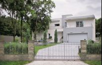 Panele, beton czy siatka? Jaki system ogrodzenia domu wybrać