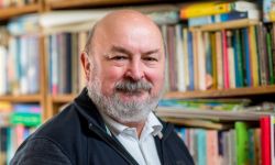 Pomagać w kryzysach. Felieton Krzysztofa Martensa