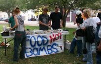 Jedzenie Zamiast Bomb: ciepłe posiłki dla potrzebujących na Rynku