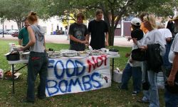 Jedzenie Zamiast Bomb: ciepłe posiłki dla potrzebujących na Rynku