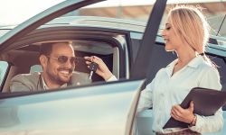 Podpowiadamy, co warto wiedzieć, przymierzając się do wypożyczenia samochodu