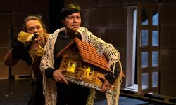 Spektakl "Teraz tu jest nasz dom" porusza małych i budzi dużych