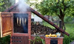 Jak zbudować wędzarnię w ogrodzie?