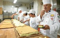 97 metrów kremówki papieskiej w niedzielę na ul. 3 Maja