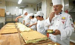 97 metrów kremówki papieskiej w niedzielę na ul. 3 Maja