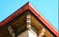 Czyszczenie i konserwacja rynien najlepiej wiosną lub latem