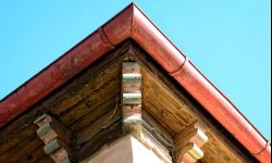 Czyszczenie i konserwacja rynien najlepiej wiosną lub latem