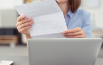 Brak wskazania na refakturze dokładnych wydatków, uniemożliwia zaliczenie ich do kosztów uzyskania przychodów