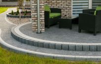 Krawężniki i obrzeża trawnikowe - ważny element nawierzchni brukowej