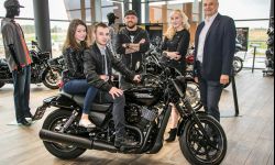 Chłopak, który wygrał harleya, odebrał kluczki: To legenda i jest mój!