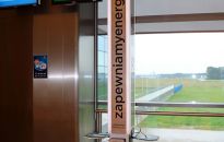 Indukcyjne ładowarki do telefonów na lotnisku w Jasionce