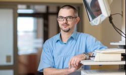 Zespół kanału nadgarstka - objawy, leczenie i rehabilitacja