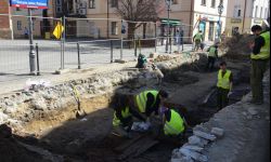 XVIII - wieczny topór i drewniany trakt odkopane na Kościuszki w Rzeszowie