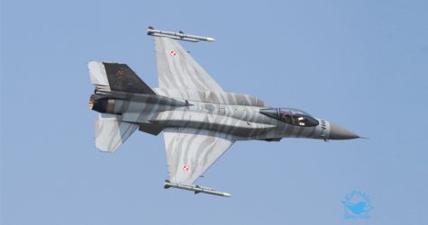 F-16 podniebną "gwiazdą" na pokazach lotniczych w Mielcu