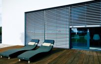 Rolety screen, żaluzje fasadowe, markizy czy pergole? Jak skutecznie chronić dom przed słońcem