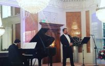 W sali balowej drżały lustra!