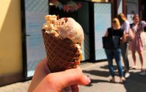 Nadeszły ciepłe dni. Rzeszowianie czekają w kolejkach...po lody!