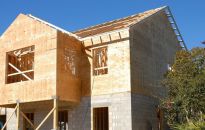 Kiedy stosować metalowe łączniki w konstrukcji ściany?