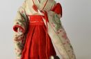 Lalka porcelanowa przedstawiająca kobietę ubraną w tradycyjne kimono z małym pieskiem. Okres Meiji (ok. 1900 r.). Fot.  Łukasz Kyc/Muzeum Podkarpackie w Krośnie 
