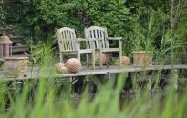 Jesień w ogrodzie - jak zabezpieczyć drewniane meble przed wilgocią? 