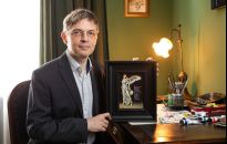 Miniatury i plakaty prof. Grzegorczyka na wystawie w BWA