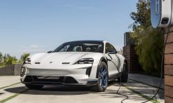 Wraz z nowym modelem Taycan firma Porsche ostatecznie wkracza w erę elektromobilności