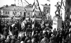 Lis-Kula. Od zabaw w Olszynkach nad Wisłokiem na cokół pomnika