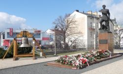 Dzwon Niepodległości na stałe przeniesiony na Plac Farny