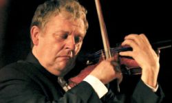 Konstanty Andrzej Kulka zagra podczas wykładu prof. Hellera